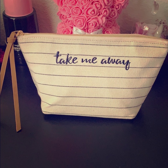 Neiman Marcus Handbags - Neiman Marcus cosmetic bag💗